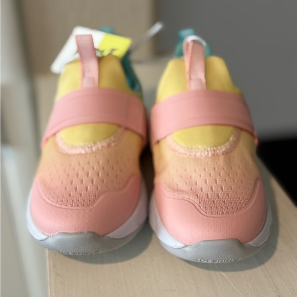 All in Motion Toddler Girls Dannie Slip-On Performance Sneakers Shoes Size 10T - Picture 3 of 6